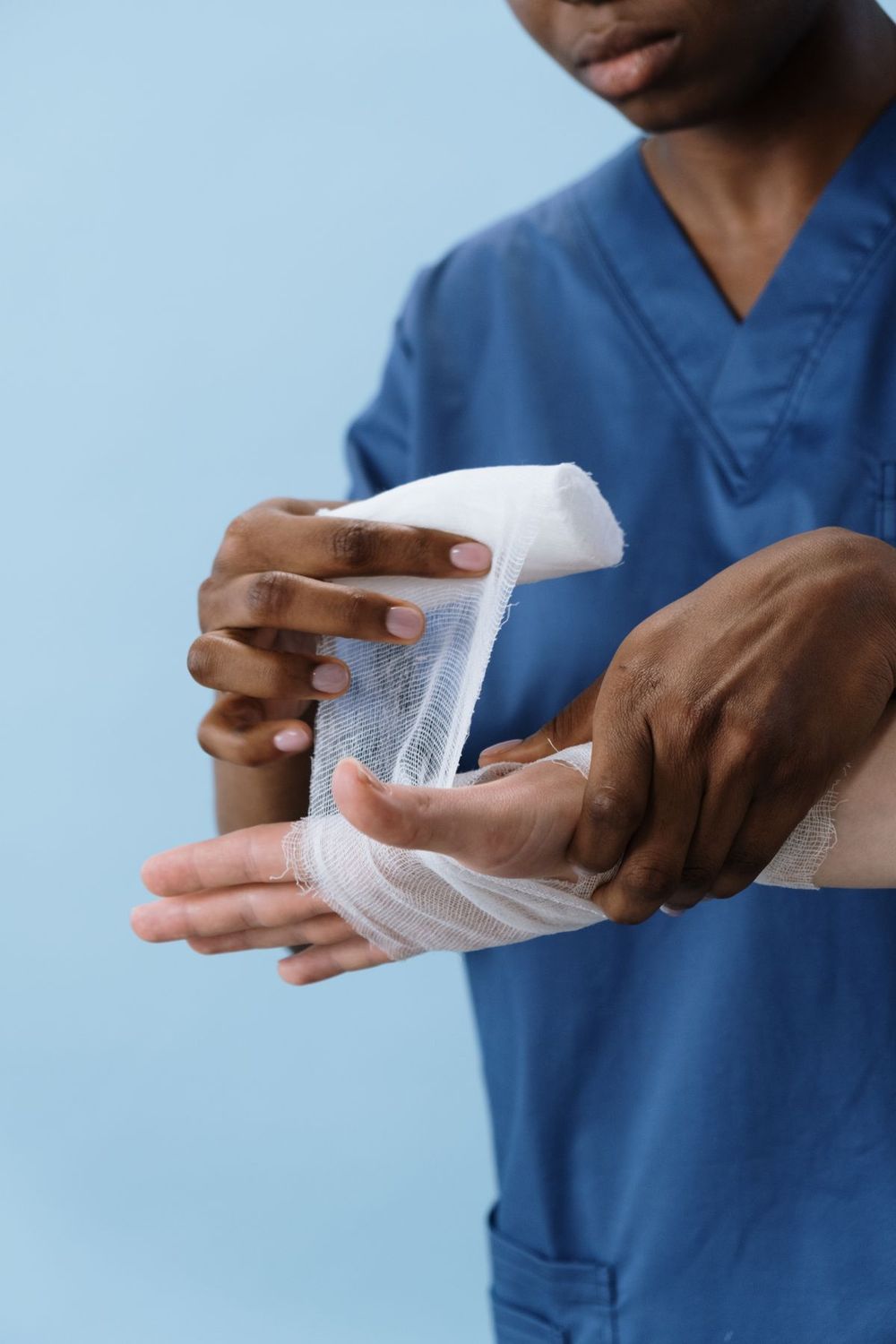 Profesional de la salud vendando la mano de un paciente